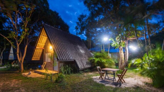 Cashewnut Tree Resort - Bungalows & Beach Huts in Kantiang Bay, Koh Lanta