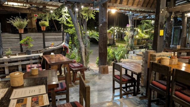 L. Maladee Restaurant - Thai Food in Kaw Kwang Beach, Koh Lanta